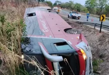 Ônibus da Expresso São Luiz tomba na BR-364/MT e deixa feridos, em Pedra Preta Ônibus da Expresso São Luiz tomba na BR-364/MT e deixa feridos, em Pedra Preta