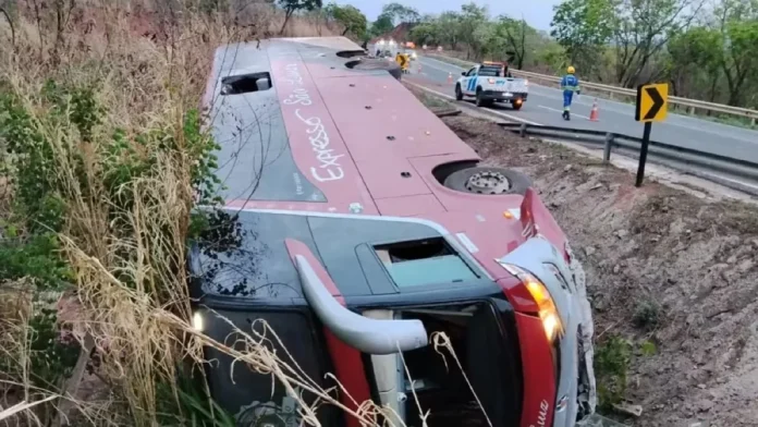 Ônibus da Expresso São Luiz tomba na BR-364/MT e deixa feridos, em Pedra Preta