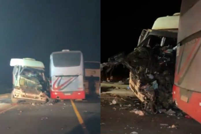 Acidente entre ônibus e carreta deixa caminhoneiro preso às ferragens na BR-163/MT, entre Sinop e Sorriso Acidente entre ônibus e carreta deixa caminhoneiro preso às ferragens na BR-163/MT, entre Sinop e Sorriso