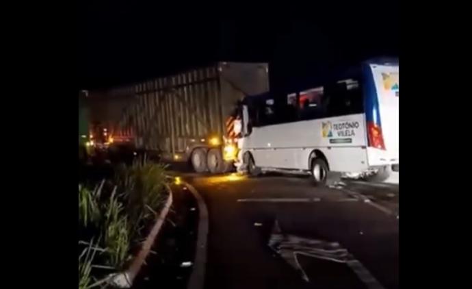 Motorista de ônibus morre e estudantes ficam feridos em acidente com ônibus e carreta na BR-101/AL Motorista de ônibus morre e estudantes ficam feridos em acidente com ônibus e carreta na BR-101/AL