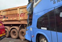 Ônibus da Guanabara bate na traseira de carreta em área de refúgio na BR-040/MG, em Congonhas