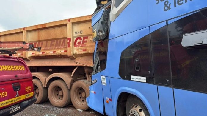 Ônibus da Guanabara bate na traseira de carreta em área de refúgio na BR-040/MG, em Congonhas